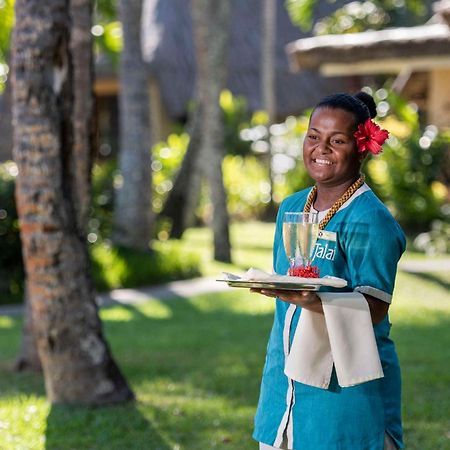 Outrigger Fiji Beach Resort Korotogo Esterno foto A hotel staff in Mauritius