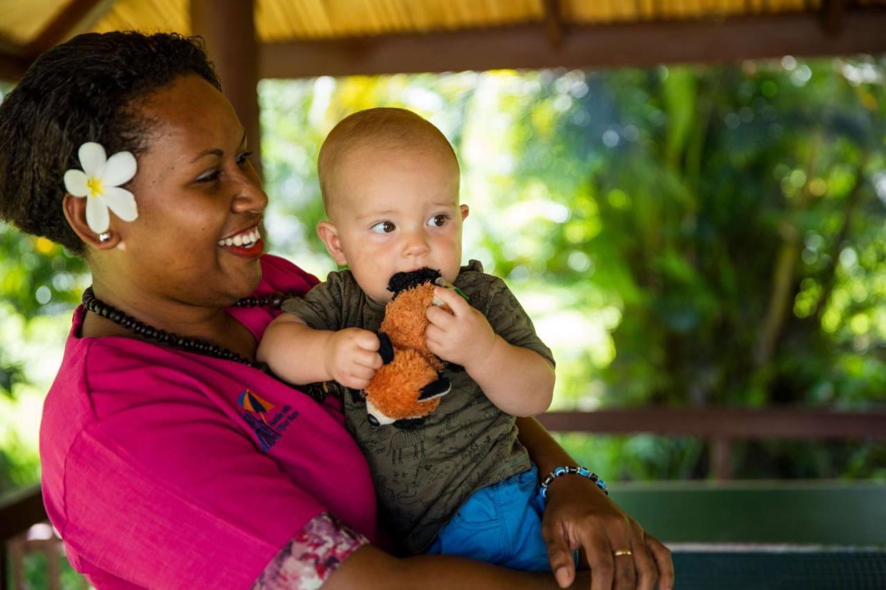 Outrigger Fiji Beach Resort Korotogo Esterno foto A mother and child in the Marshall Islands
