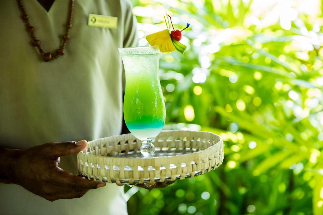 Outrigger Fiji Beach Resort Korotogo Esterno foto A server holding a tray