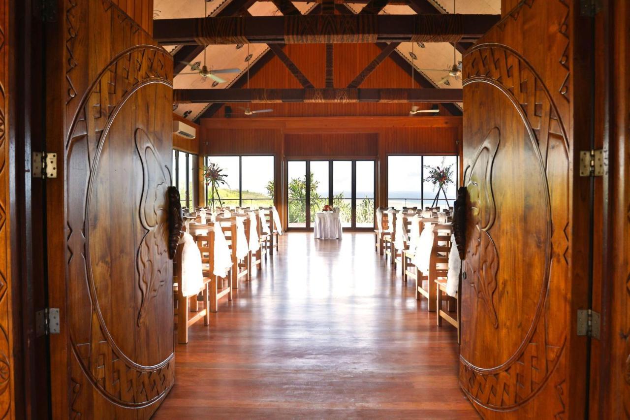Outrigger Fiji Beach Resort Korotogo Esterno foto The interior of the church