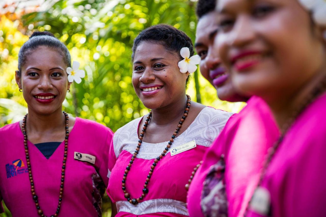 Outrigger Fiji Beach Resort Korotogo Esterno foto A group of Dominican women