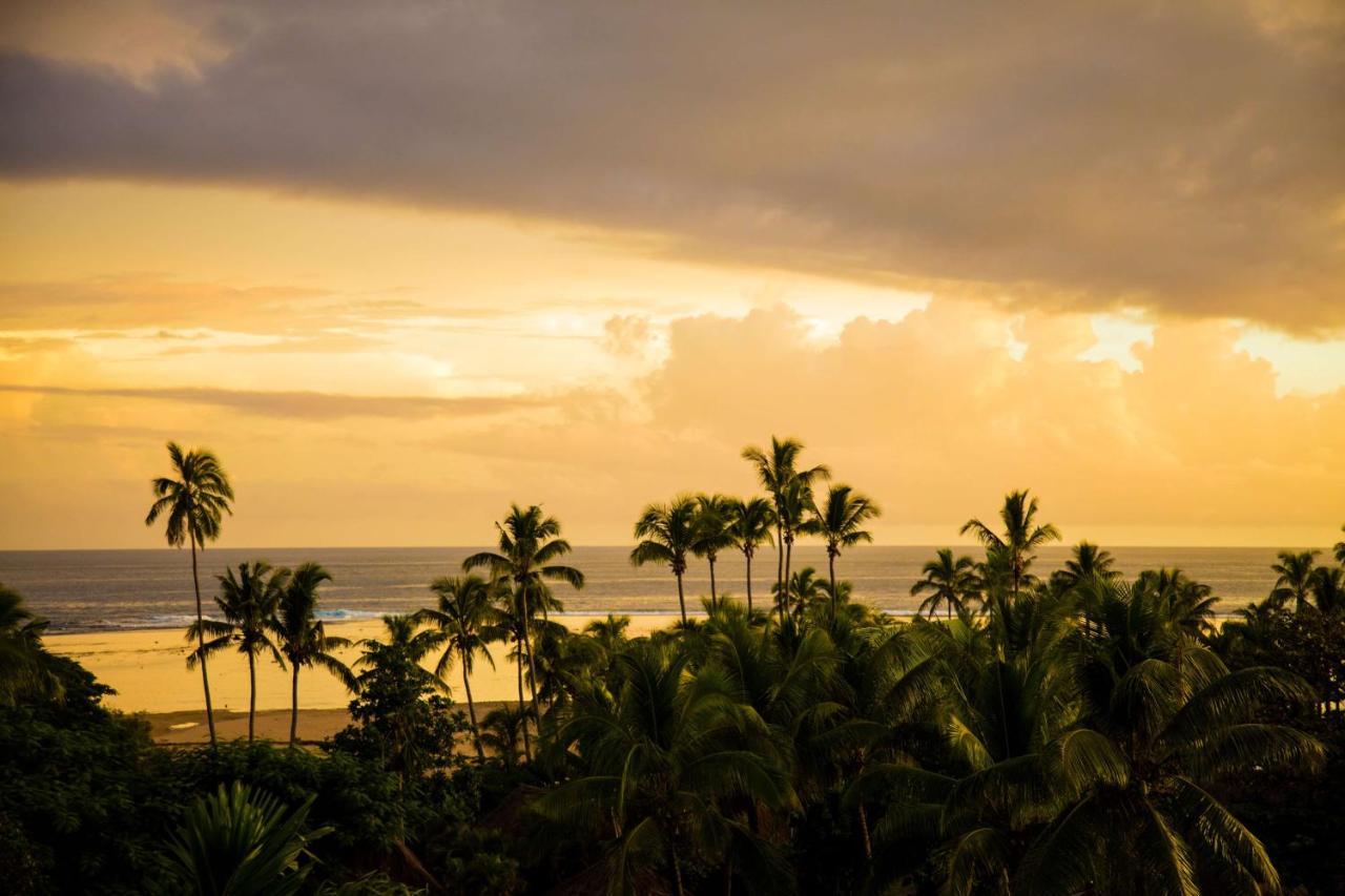 Outrigger Fiji Beach Resort Korotogo Esterno foto Sunset at the beach