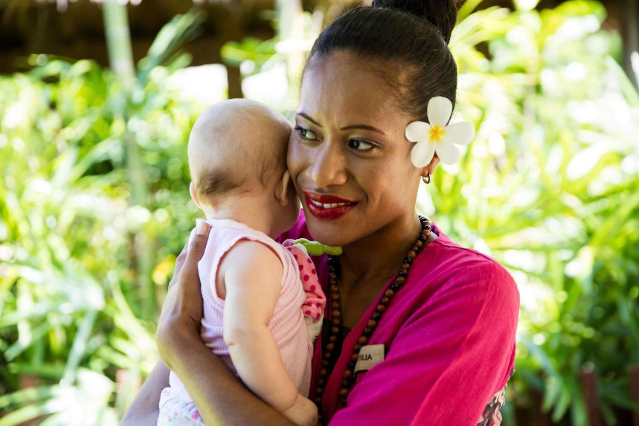 Outrigger Fiji Beach Resort Korotogo Esterno foto A mother and child in Samoa