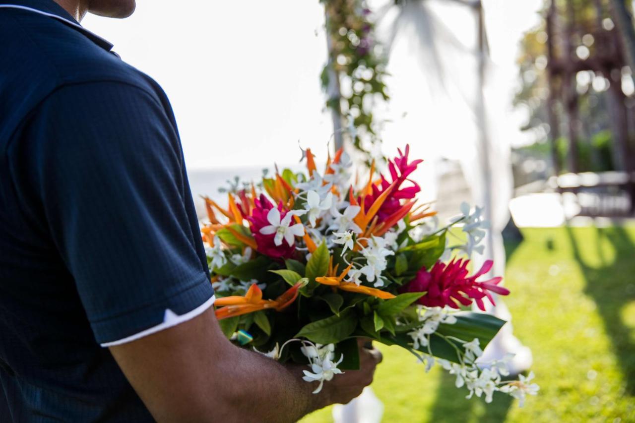 Outrigger Fiji Beach Resort Korotogo Esterno foto A bouquet of tropical flowers