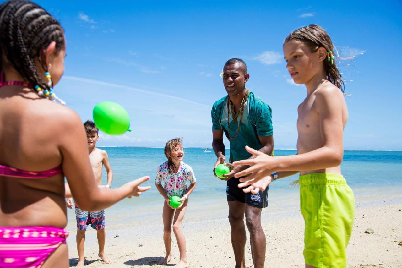 Outrigger Fiji Beach Resort Korotogo Esterno foto Children playing with beach balls