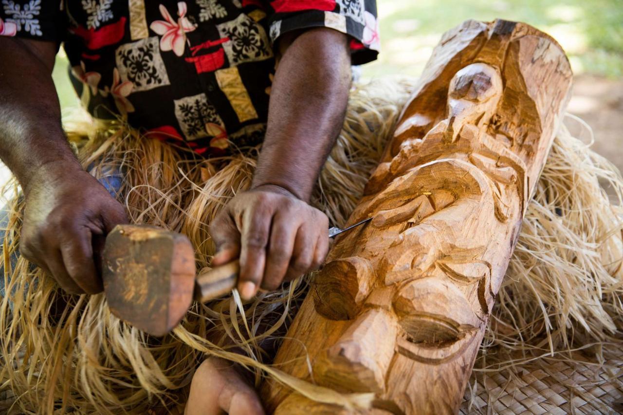 Outrigger Fiji Beach Resort Korotogo Esterno foto A man carving a mask in the Solomon Islands