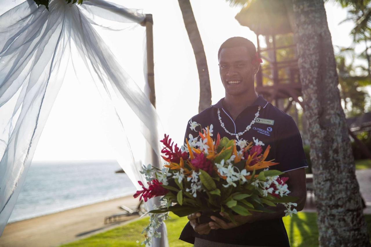 Outrigger Fiji Beach Resort Korotogo Esterno foto A staff member at the Four Seasons Resort Maldives at the Landaa Giraavaru