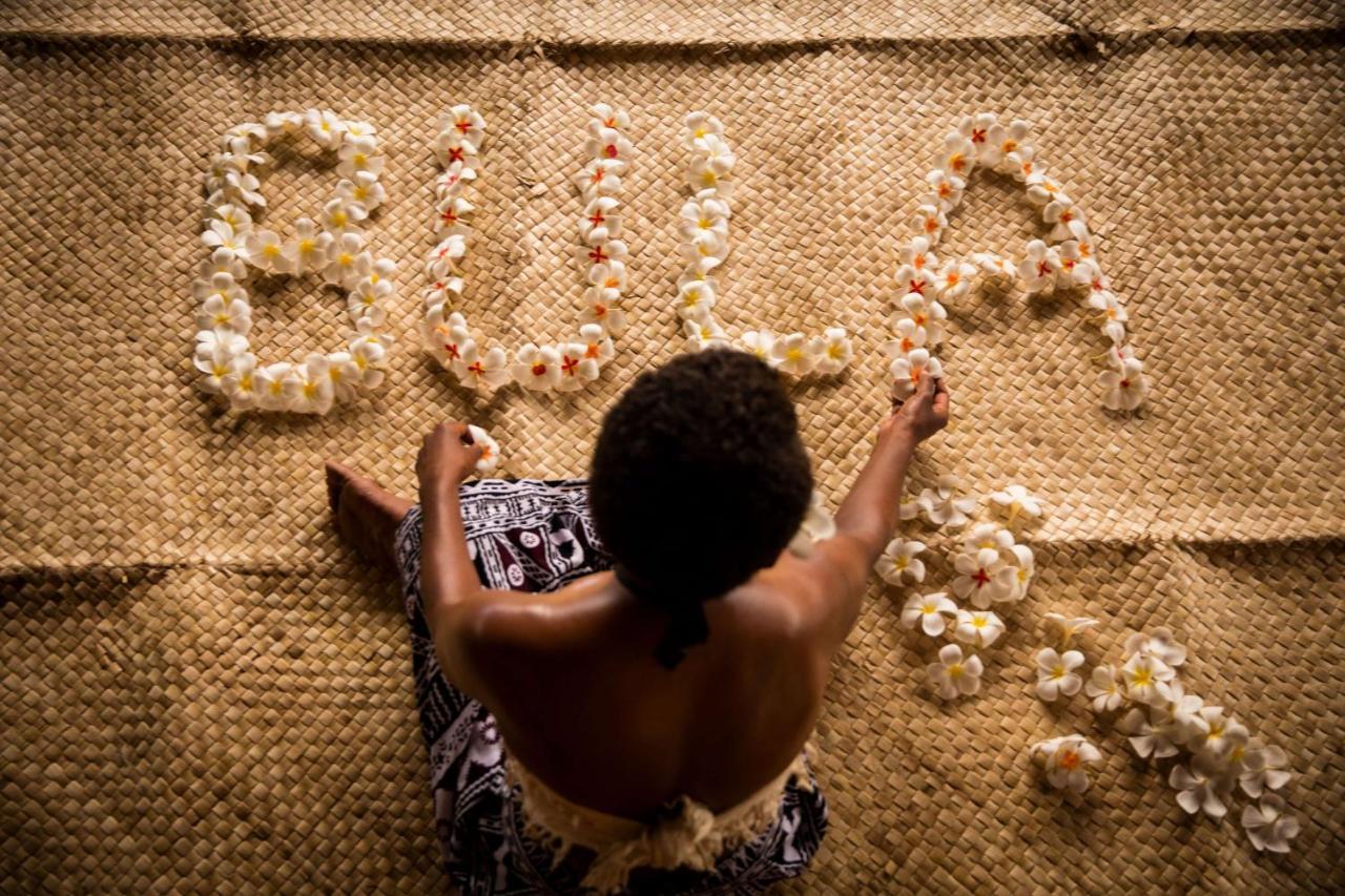 Outrigger Fiji Beach Resort Korotogo Esterno foto A Samoan woman weaving a tapa