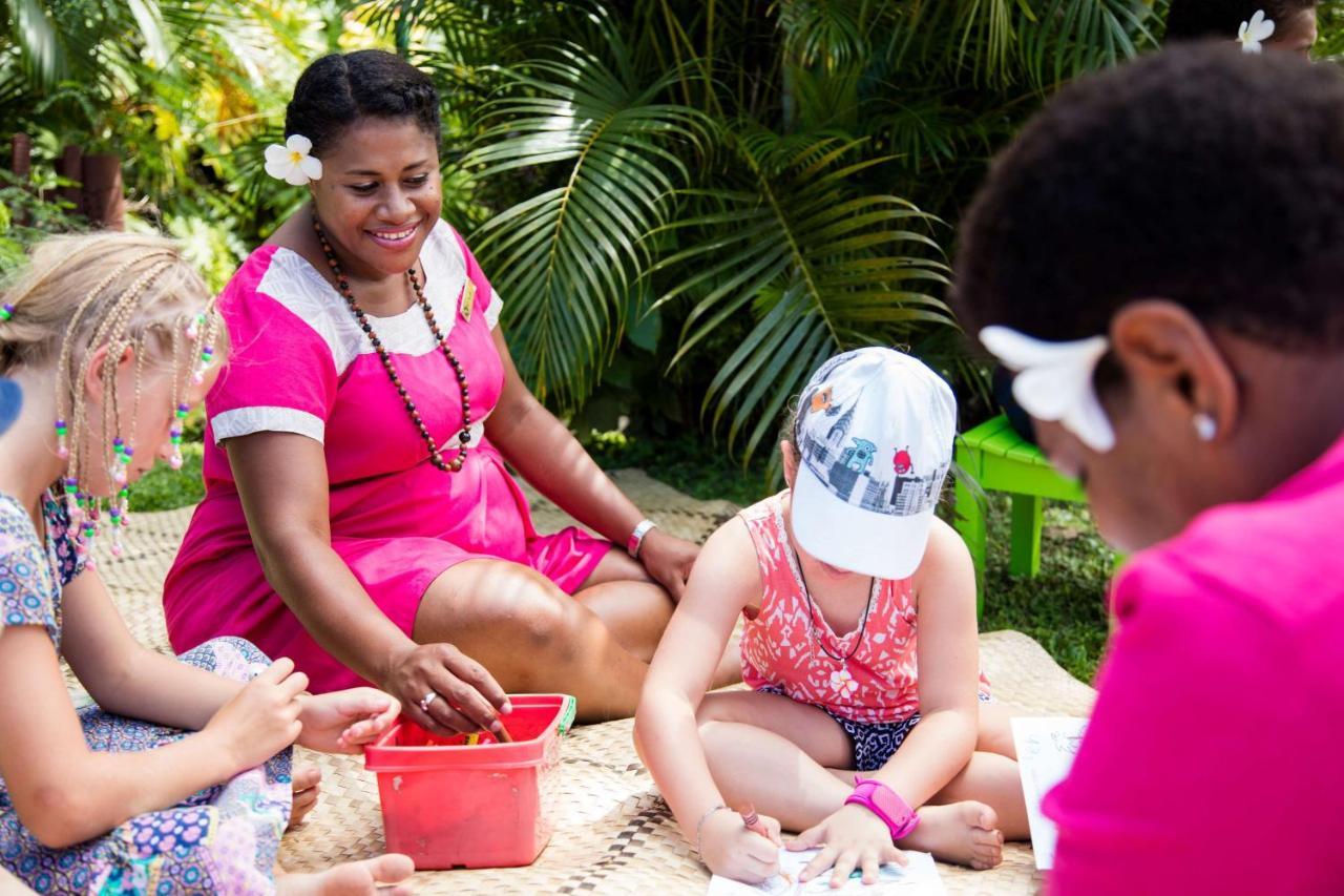 Outrigger Fiji Beach Resort Korotogo Esterno foto A woman from the Seychelles with children