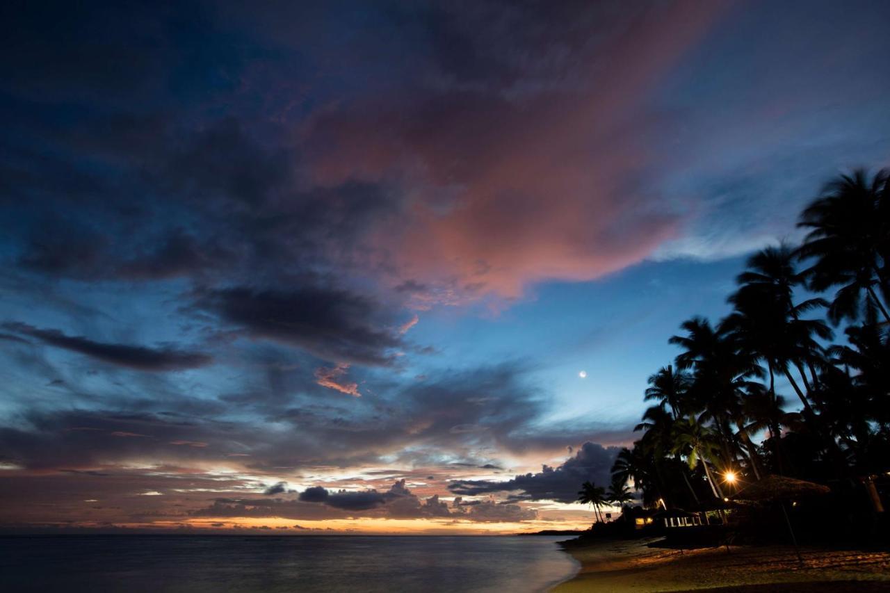 Outrigger Fiji Beach Resort Korotogo Esterno foto Sunset at the beach