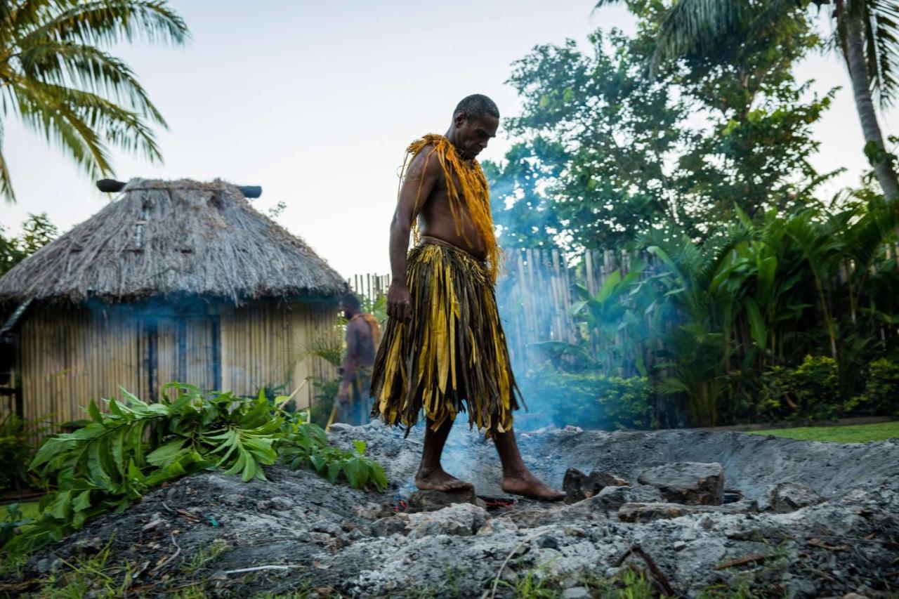 Outrigger Fiji Beach Resort Korotogo Esterno foto A man from the village of Malu'a Satu, on the island of American Samoa