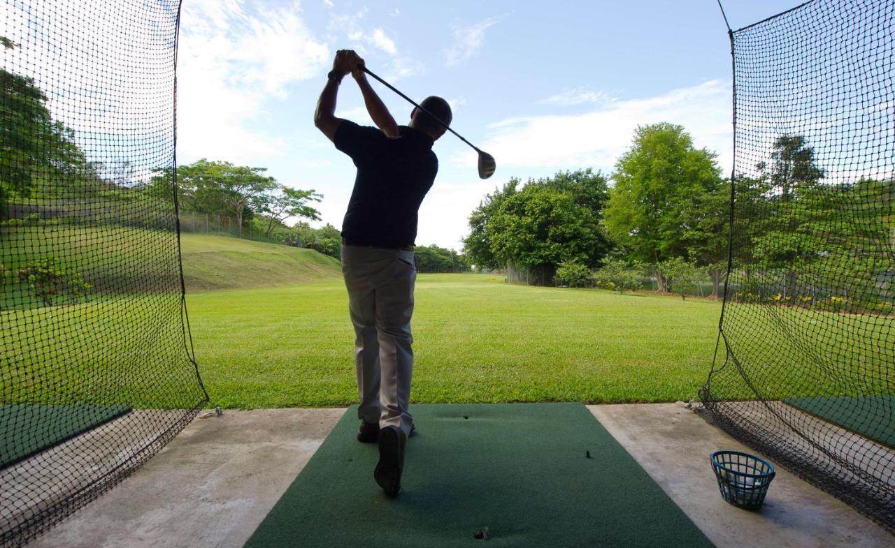 Outrigger Fiji Beach Resort Korotogo Esterno foto A golfer practicing at a driving range