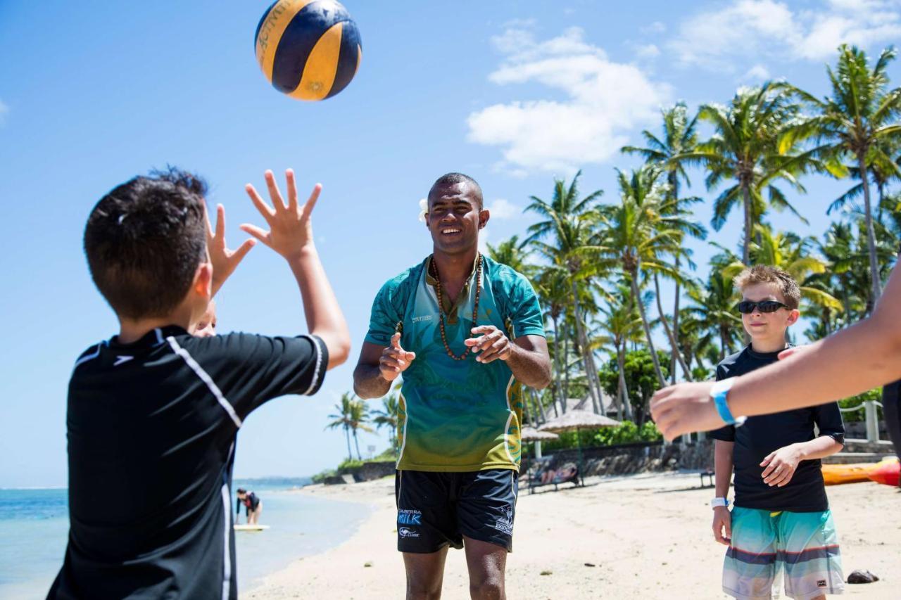 Outrigger Fiji Beach Resort Korotogo Esterno foto Children playing beach volleyball
