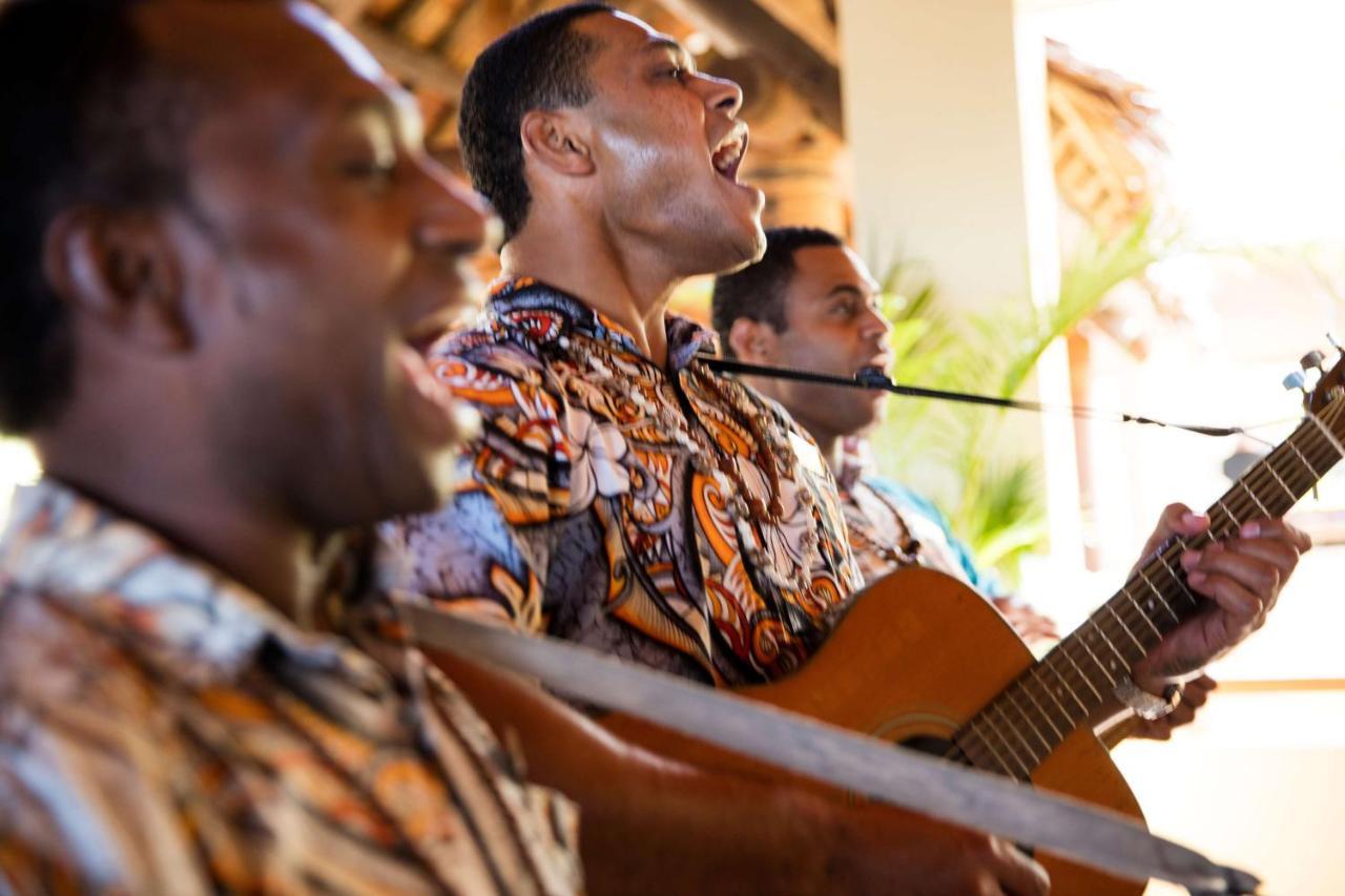 Outrigger Fiji Beach Resort Korotogo Esterno foto Musicians at the 2011 conference
