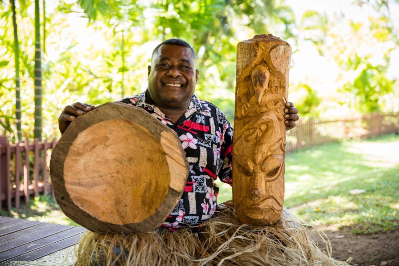 Outrigger Fiji Beach Resort Korotogo Esterno foto A man from the Solomon Islands with a drum and a carved post