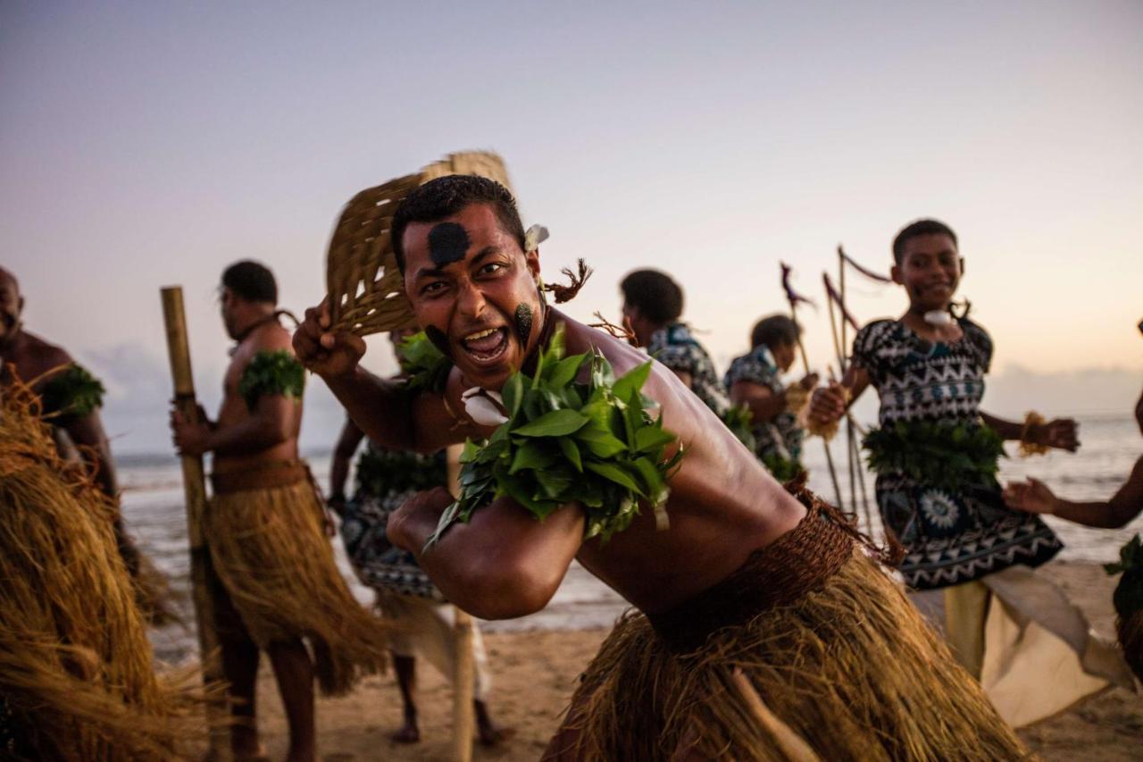 Outrigger Fiji Beach Resort Korotogo Esterno foto A dancer from the Malaita province