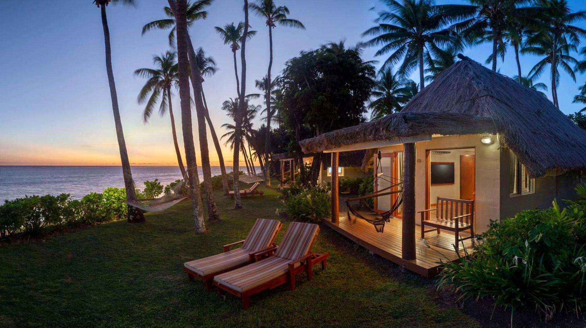 Outrigger Fiji Beach Resort Korotogo Esterno foto Sunset at the Beachfront Villas