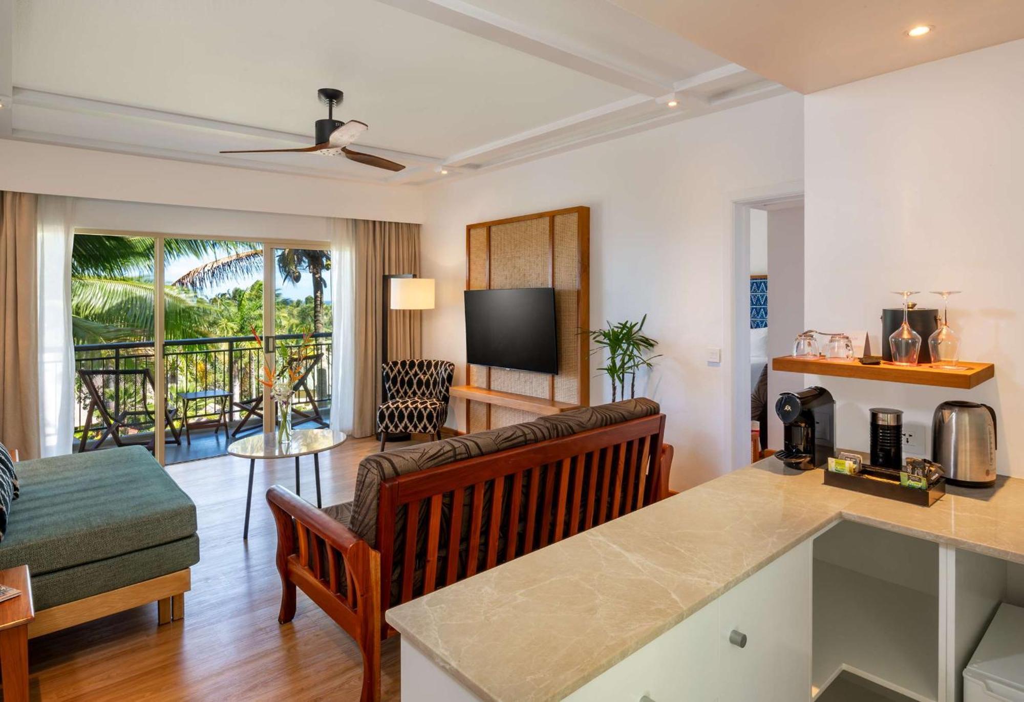 Outrigger Fiji Beach Resort Korotogo Esterno foto A suite at the Hilton Maldives